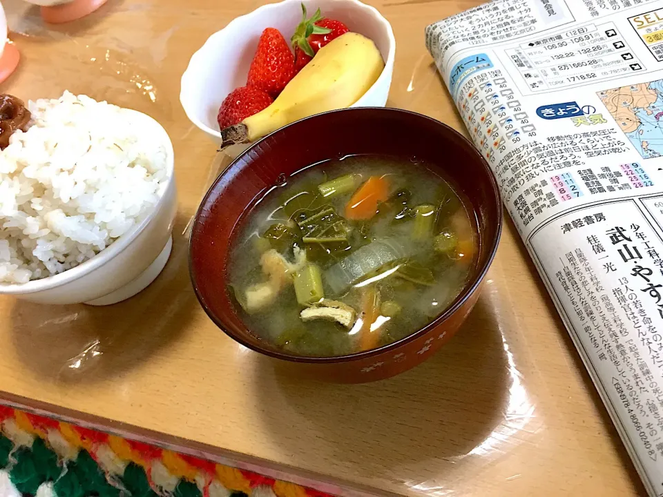 新聞読みつつ朝ごはん|かわちさん