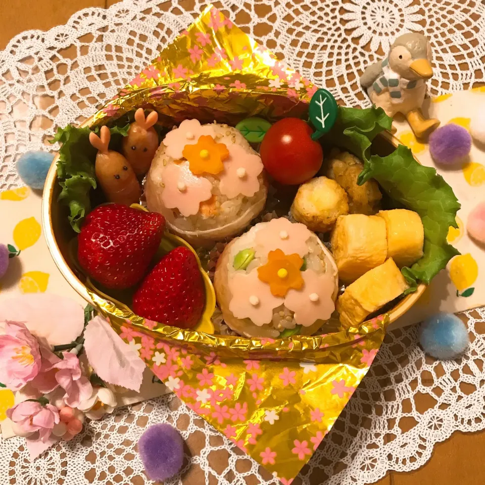 少し前の応援弁当💕
なんちゃって桜おむすびです🌸|りんごちゃんさん