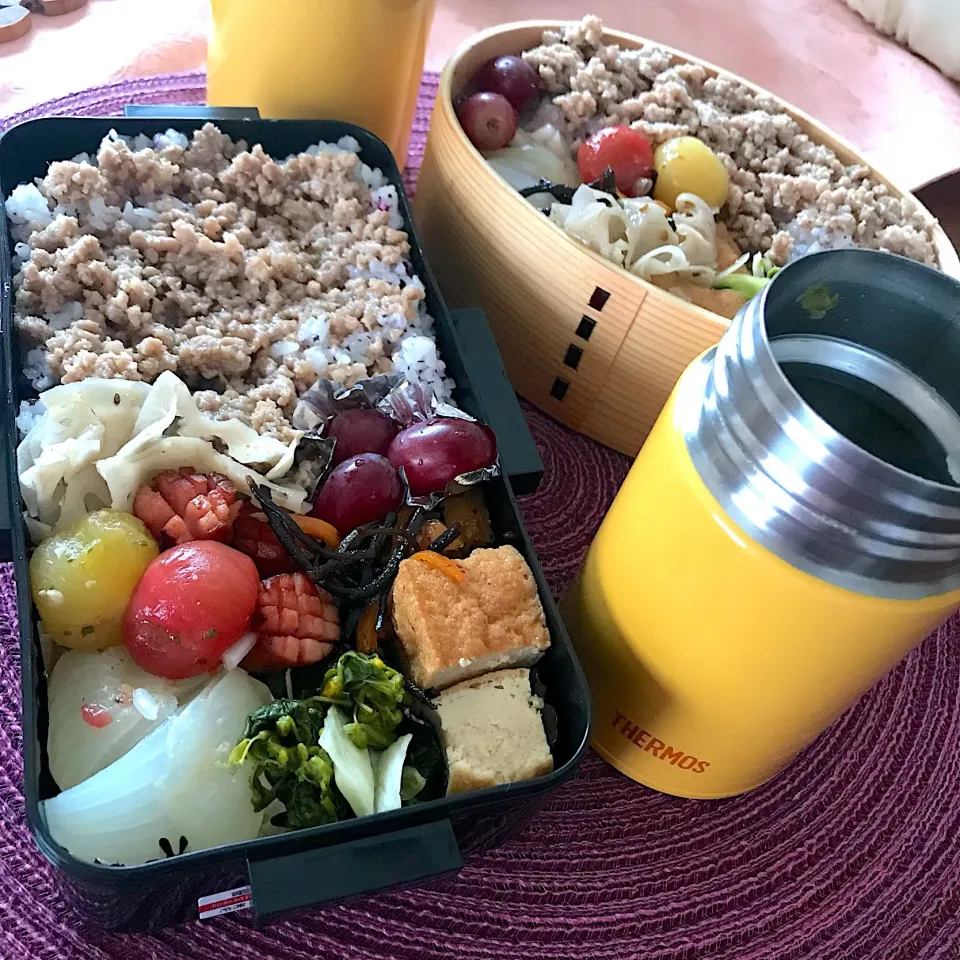 Snapdishの料理写真:今日のお弁当🍱
そぼろ弁当
玉ねぎの丸ごとコンソメ煮 

野菜スープと一緒に

金曜日
疲れもたまりがちですが
週末は春の嵐⁈
今日の晴れを有効に
使えますように

気をつけて
いってらっしゃい👋|mokoさん