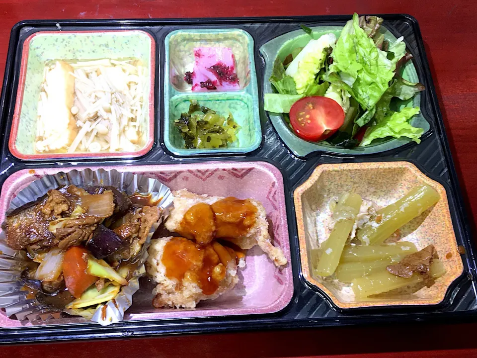 Snapdishの料理写真:鶏唐揚げ甘酢あん 日替わり弁当 豊川市豊橋市一部エリア宅配|Naokazu Kuritaさん