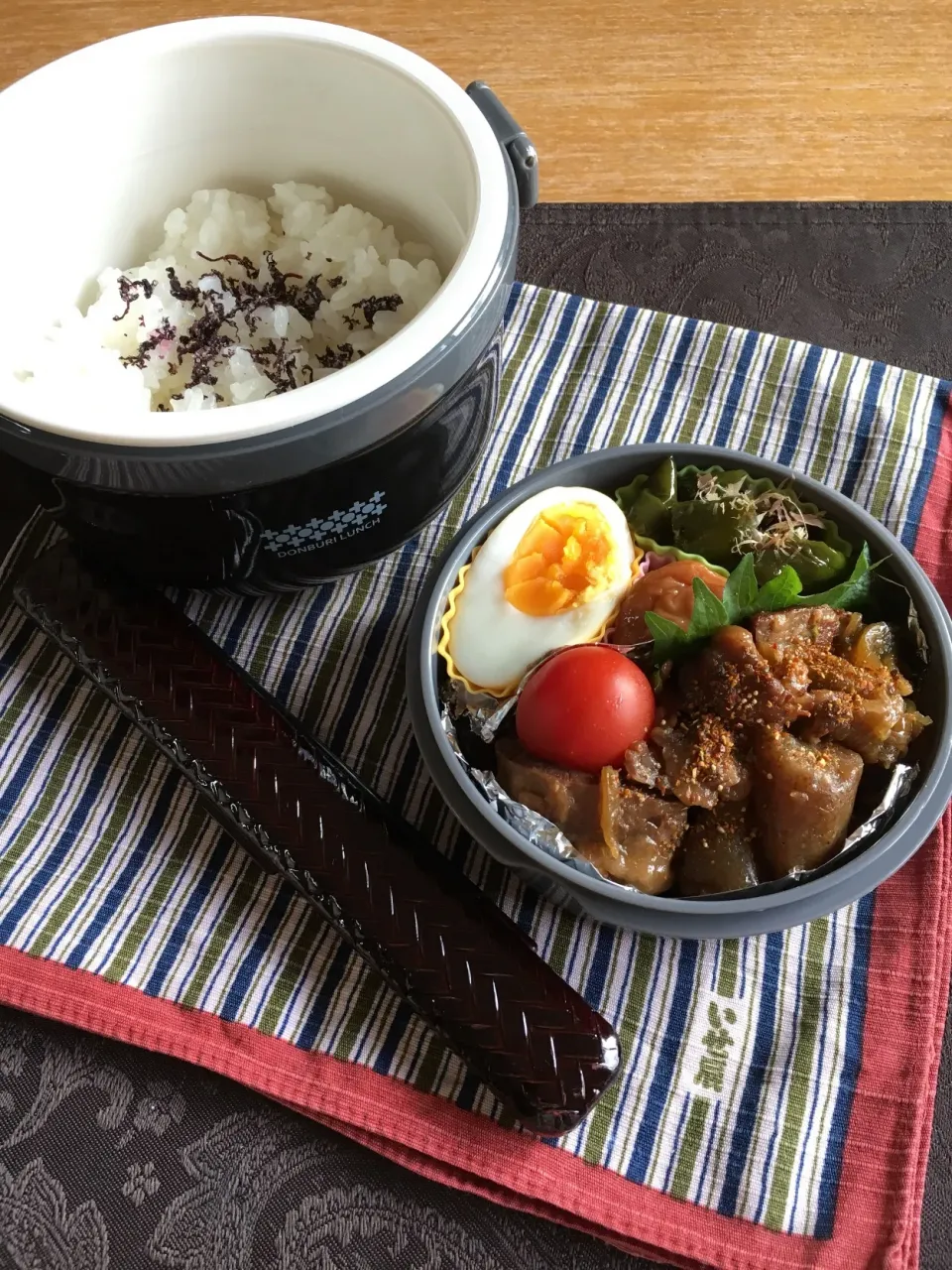 Snapdishの料理写真:牛すじ煮丼弁当🐮|csigapogiさん