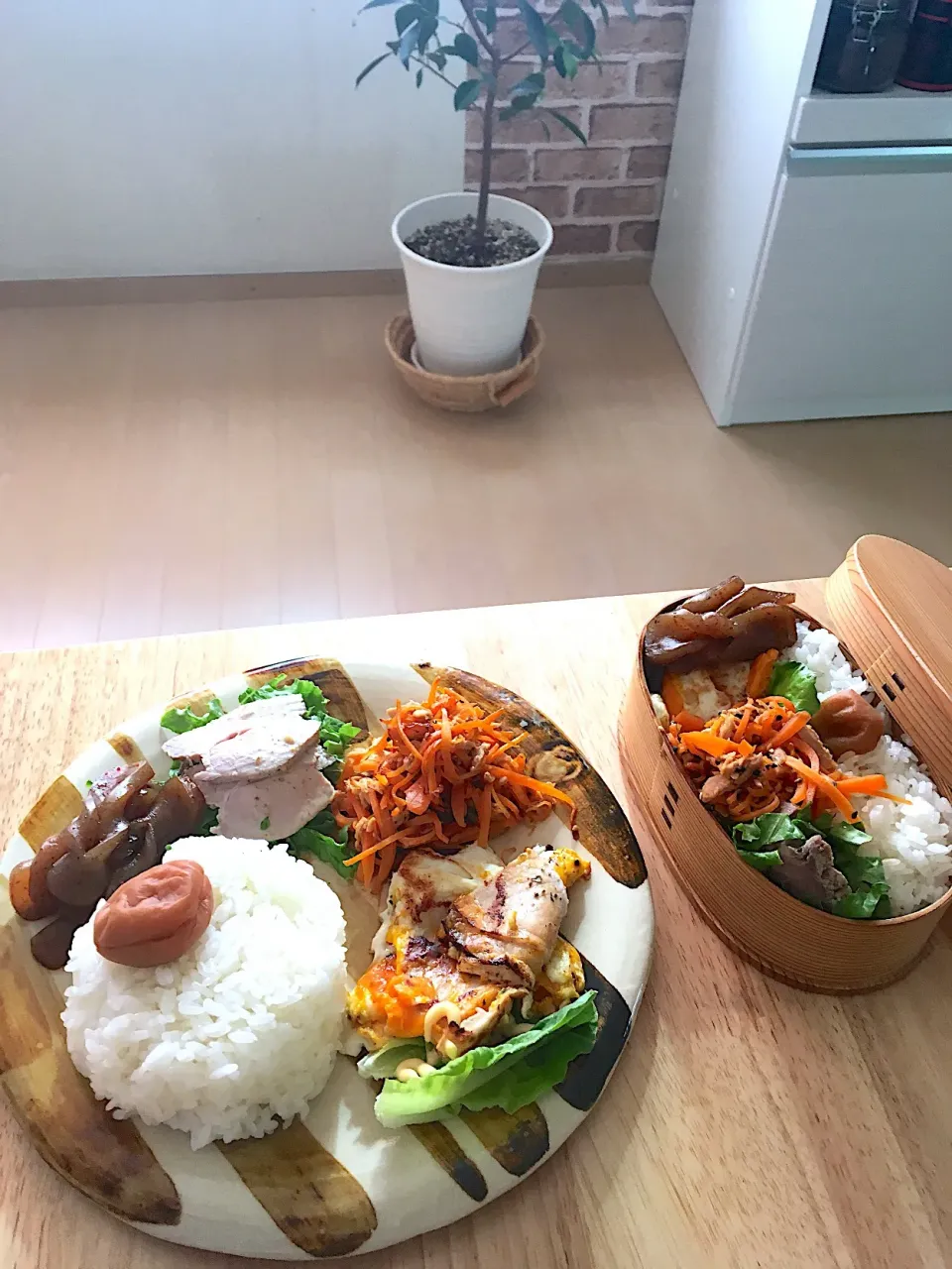 Snapdishの料理写真:今日の自分お弁当と旦那さんプレート（○'ω'○

人参しりしり
ハムエッグandサラダ菜
こんにゃくの甘辛煮
自家製チャーシューのサラダ
南高梅
ご飯|さくたえさん