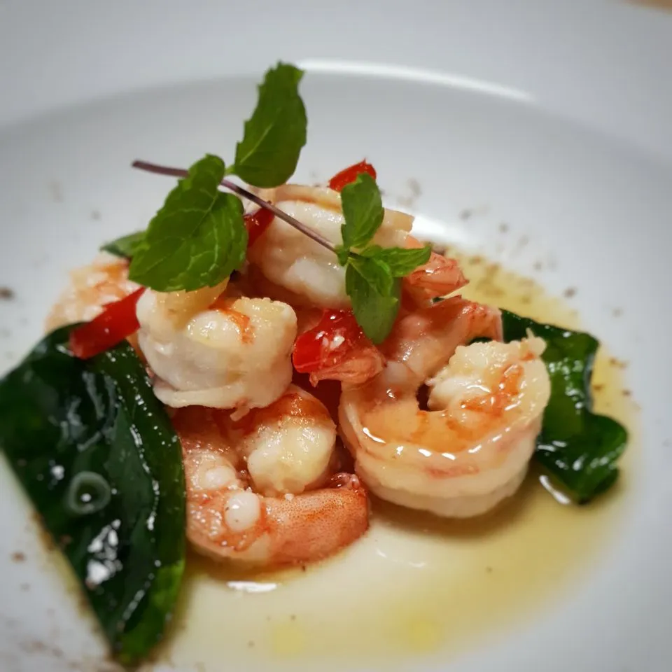 prawn in homegrown limau purut n mint leaves|Chua Jeanさん