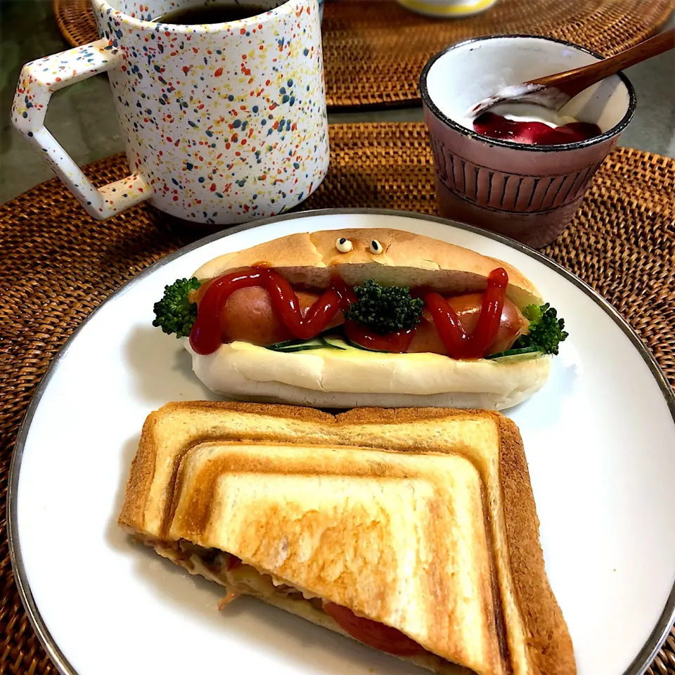 Snapdishの料理写真:朝ごぱん(ﾟ∀ﾟ)#朝ごぱん#ホットドック#目付き|nao子さん