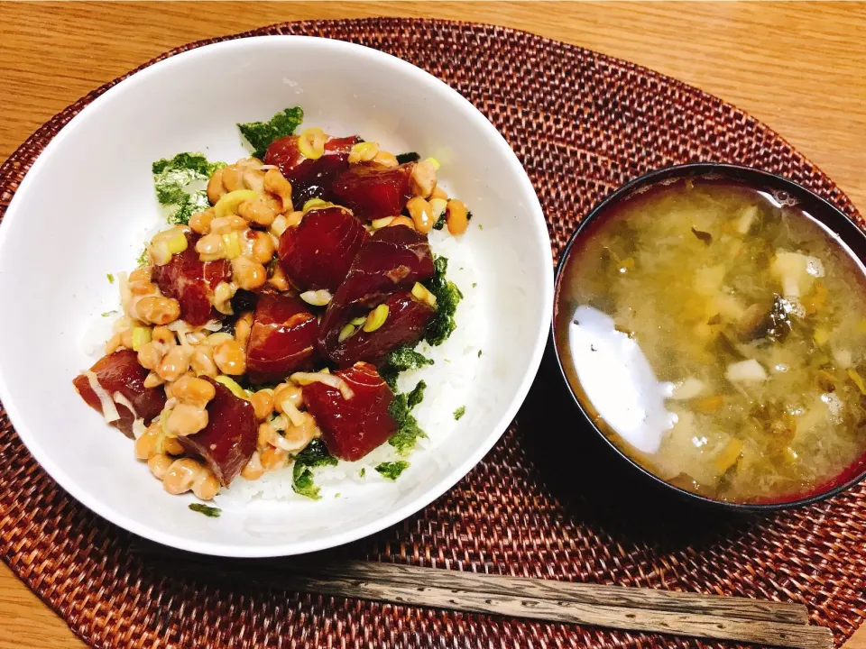 漬けマグロ納豆丼と大根おろしとしめじ、辛子高菜のスープ|TonyYamadaさん