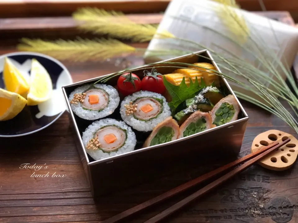 海苔巻き弁当🍱
竹輪の肉巻きの甘辛焼きを巻き巻きしました😋|まーこまん(@rie_sfm_1007)さん