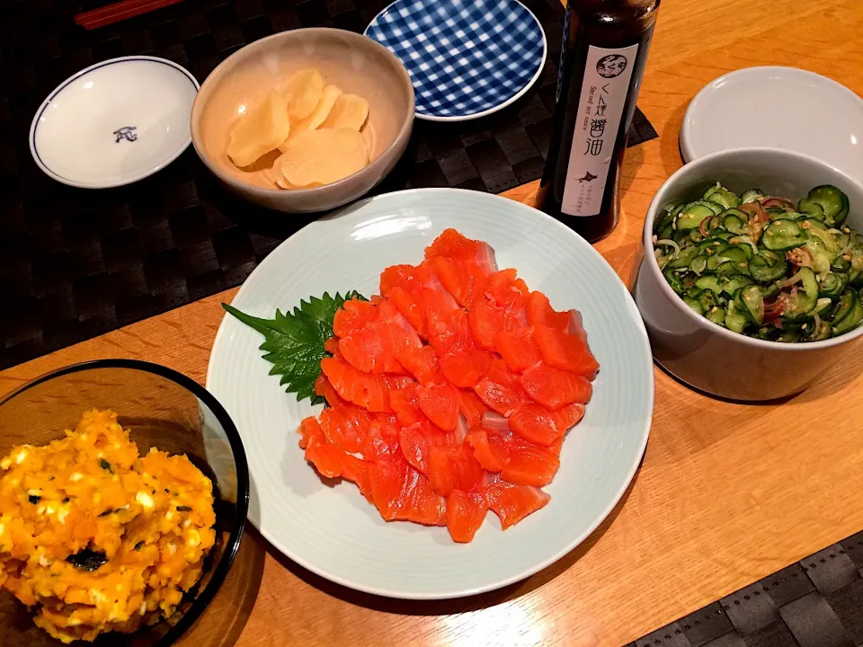 かぼちゃサラダ
サーモン刺身 燻煙醤油でスモークサーモン風
きゅうりとミョウガの味噌たまり汁|doc3387さん