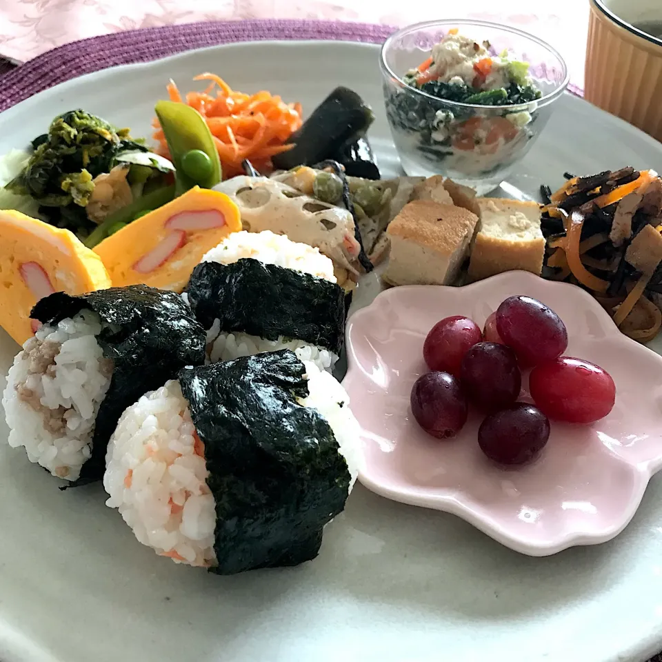 ワンプレートランチ🍙

バランスよく食べて
午後からも頑張ります٩(^‿^)۶|mokoさん