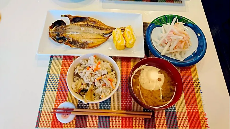 今日の夕食 あじの開き、だし巻きたまご、大根サラダ、舞茸の炊き込みご飯、えのきの味噌汁|pinknari🐰🌈さん