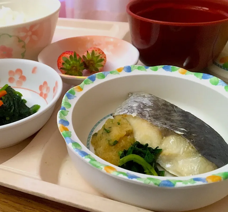 院食て 晩ごはん🌙💫
ご飯200g
焼き魚80g（付け合せ大葉・おろし）
果物
お浸し（法蓮草）
沢煮椀|ぽんたさん