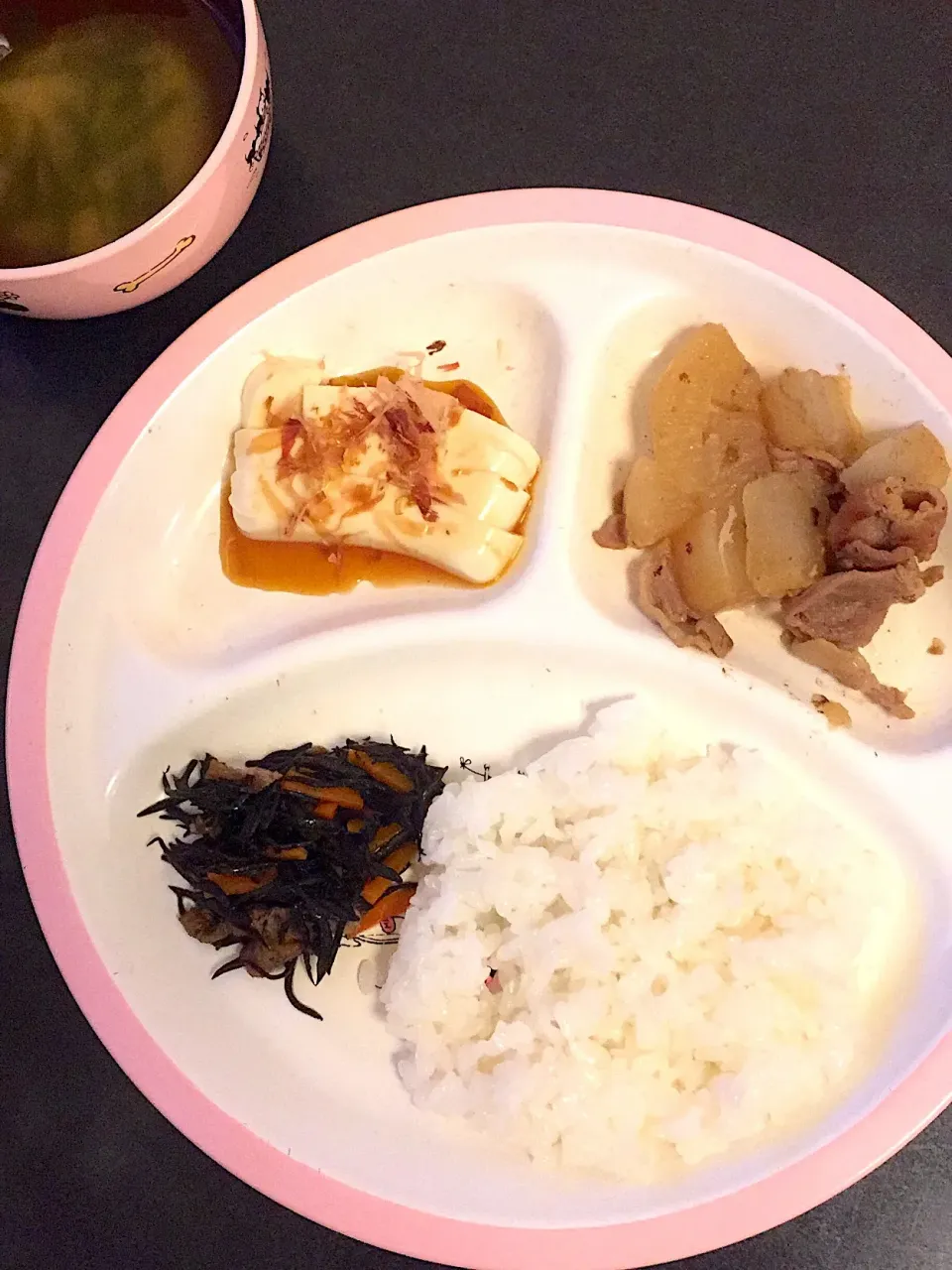 Snapdishの料理写真:幼児食 夜
・ごはん
・ひじきの煮物
・大根と豚肉の煮物
・冷奴
・ニラのお味噌汁
・りんご|ぺろたんさん