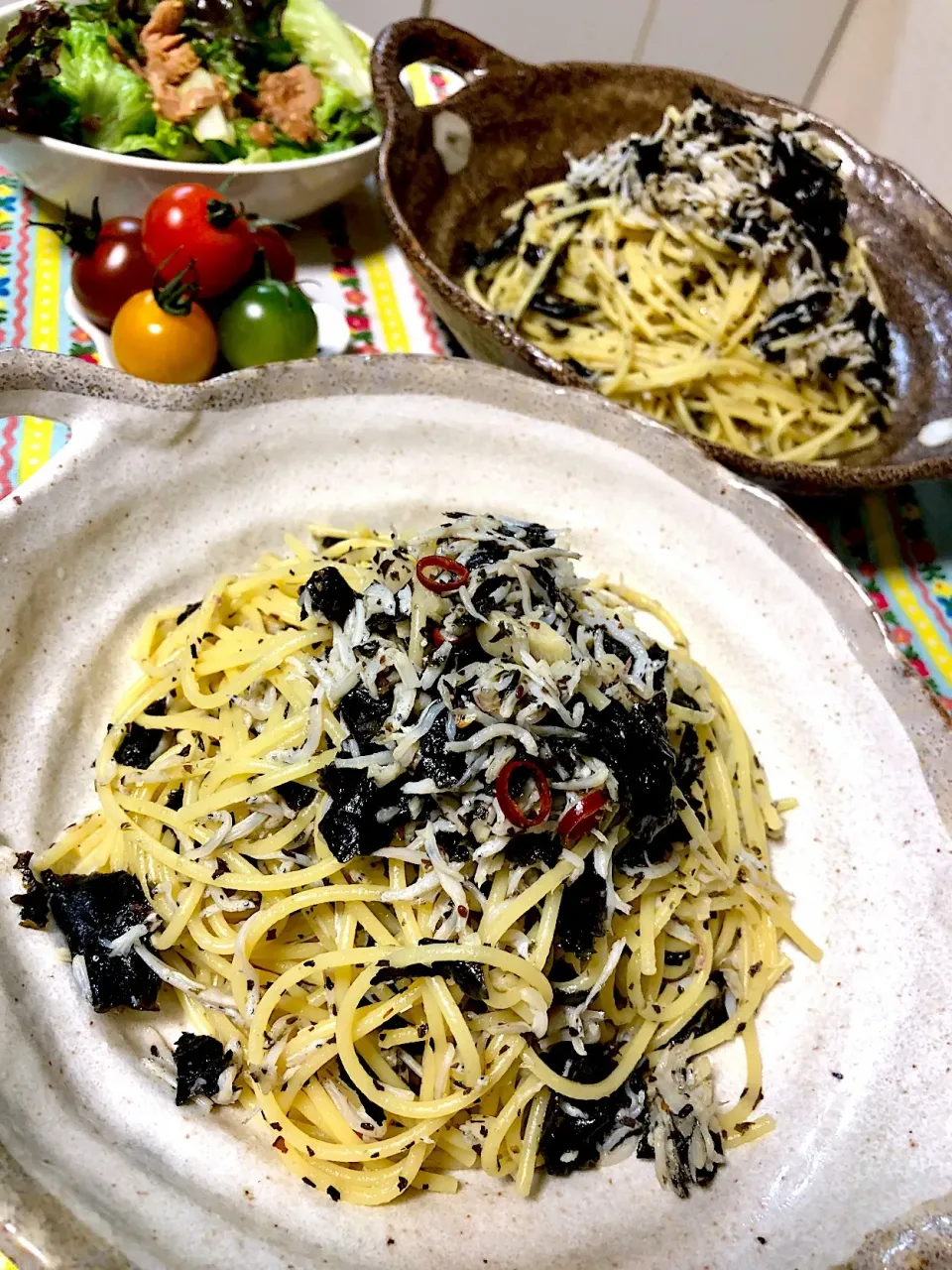 Snapdishの料理写真:しらすと焼き海苔のパスタ🍝サニーレタスの和風サラダ🥗カラフルミニトマト🍅|がぁがさん