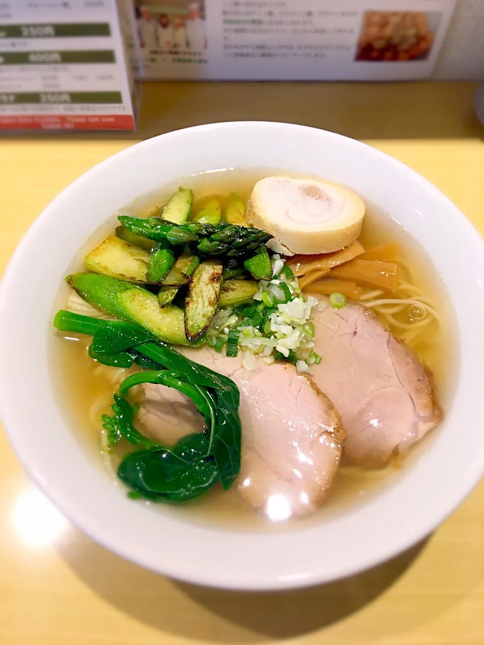 Snapdishの料理写真:ラーメン＋アスパラトッピング
@函館塩ラーメン五稜郭|morimi32さん