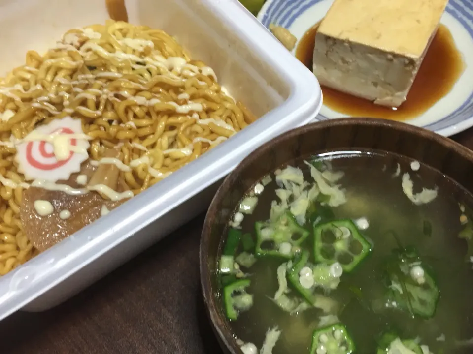 焼きそば！わかめスープ！冷奴！|ごはんーさん