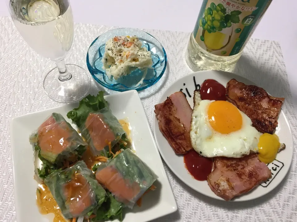 今宵は、バルスタイル〰🍷
#サーモン生春巻
#目玉焼きと厚切りベーコン
#自家製ポテサラ|Kojiさん