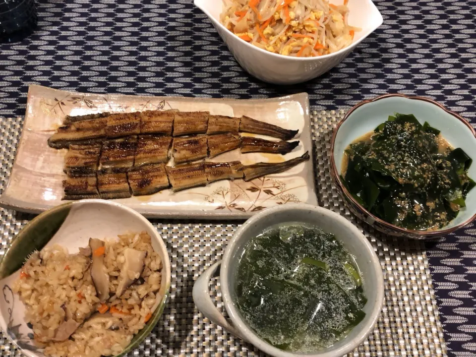 豚バラの炊き込みご飯、新ワカメのスープ、穴子、もやしの中華和え|amiさん