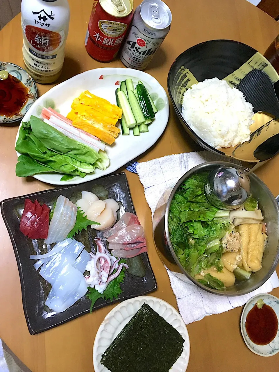 Snapdishの料理写真:旦那さんお誕生日おめでとうディナー(*≧∇≦)ﾉ＜※*・:*:｀ﾊｯﾋﾟｰﾊﾞｰｽﾃﾞｰ♪:*:。*

手巻き寿司
鶏団子とグリーンリーフのあっさり鍋
CMで気になってた本麒麟|さくたえさん