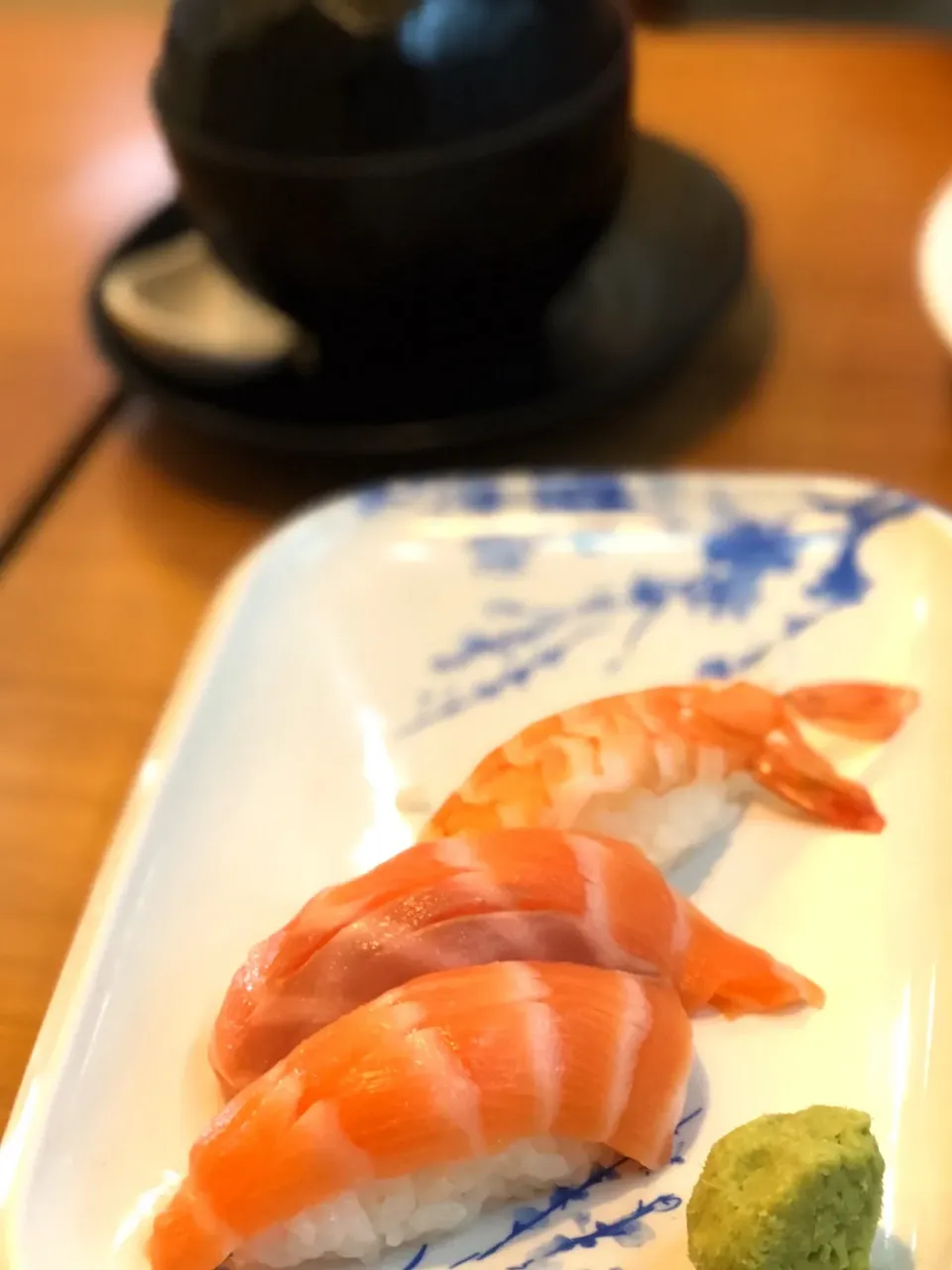 Salmon nigiri @ Tohkai Japanese Restaurant, BKK.|Chalinee Kalyanamitraさん