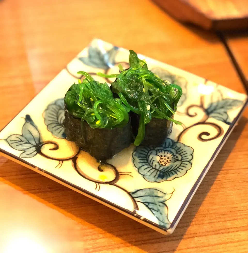 Seaweed nigiri @ Tohkai Japanese Restaurant, BKK.|Chalinee Kalyanamitraさん