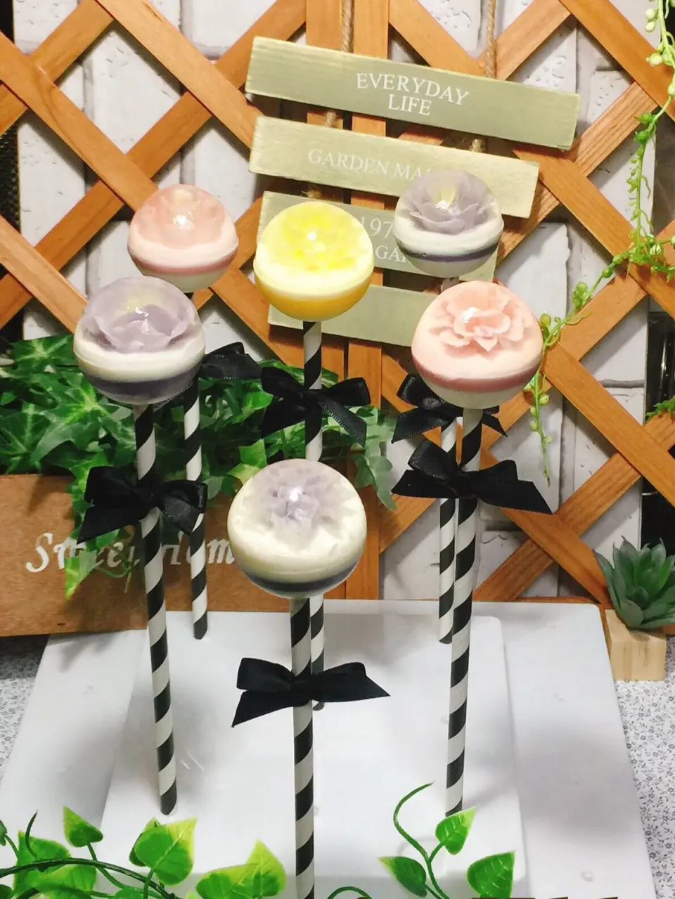 Snapdishの料理写真:Flower jelly pops #フラワーゼリー  #フランボワーズ  #レモン  #ブルーベリー #自然食材で色出し #美味しい  #可愛い  #コラーゲン  #ローカロリー  #flowerjelly #cute #delicious #framboise  #lemon #blueberry #lowcalo|マダァムMikikoさん