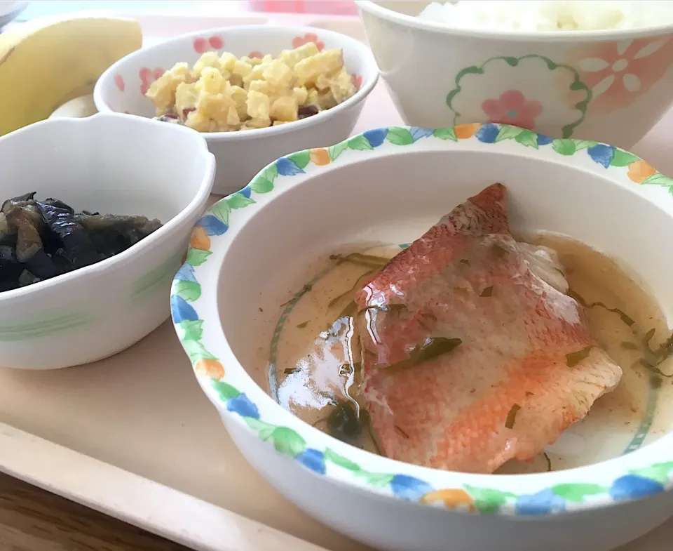 病院食の昼ごはん☀️
魚梅肉風味80（赤魚）
バナナ
さつま芋サラダチーズ入り
揚げなす生姜醤油|ぽんたさん