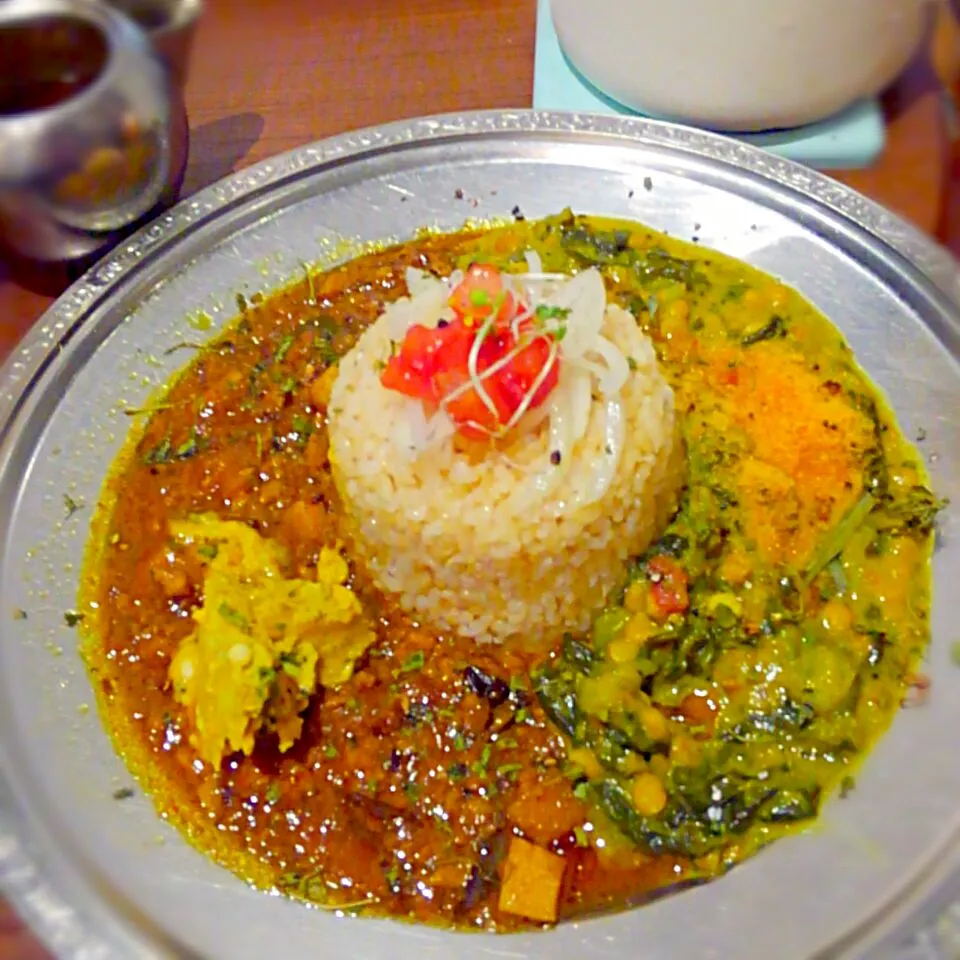 あいがけカレー🍛玉ねぎたっぷり照り玉すぱいすの牛豚キーマ＆菜の花とチャナダルの野菜カレー玄米で|うたかた。さん