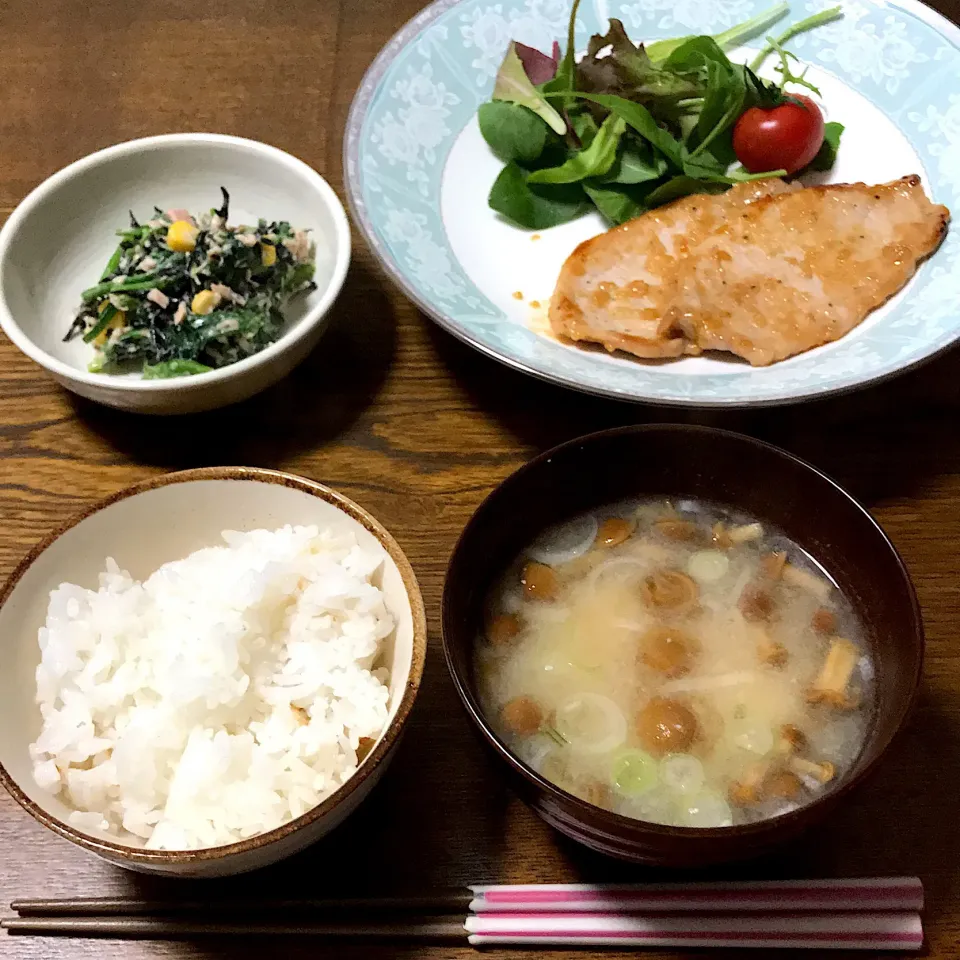 #土鍋ごはん 
 #豚肉のにんにく味噌焼き
 #ほうれん草とひじきのサラダ
 #なめこと豆腐の味噌汁|まきさん