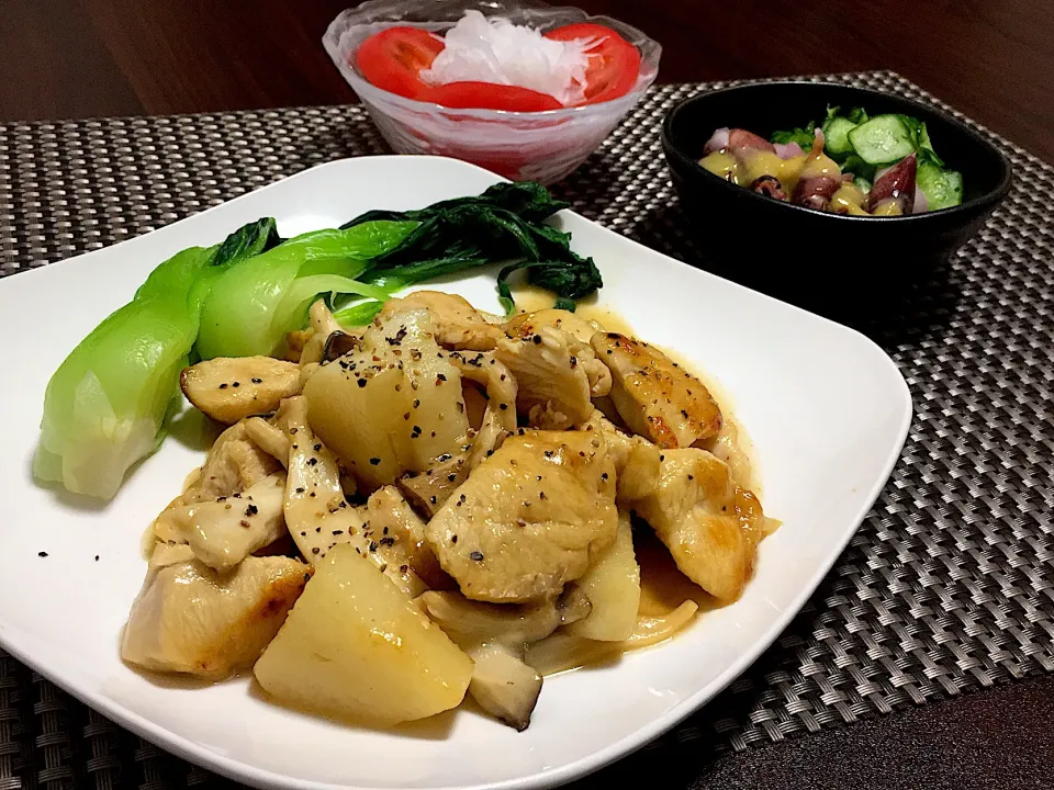 鶏胸肉と山芋とエリンギのガリバタ醤油炒め ホタルイカの酢みそ和え トマトと新玉ねぎのサラダ|みっきーさん