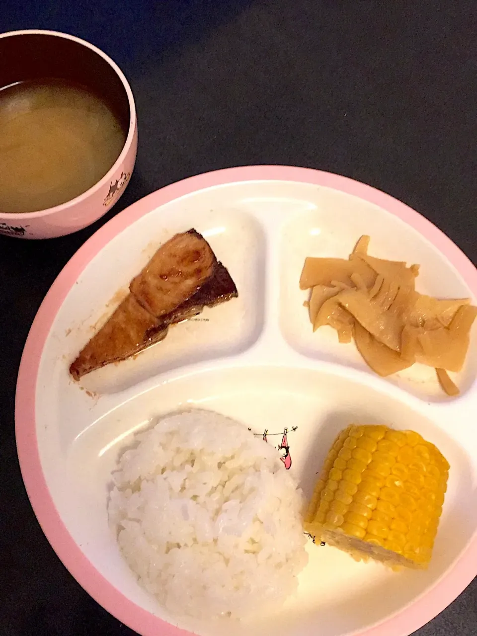 Snapdishの料理写真:幼児食 夜
・ごはん
・茹でコーン
・ぶりの照り焼き
・たけのこの煮物
・玉ねぎのお味噌汁
・りんご|ぺろたんさん