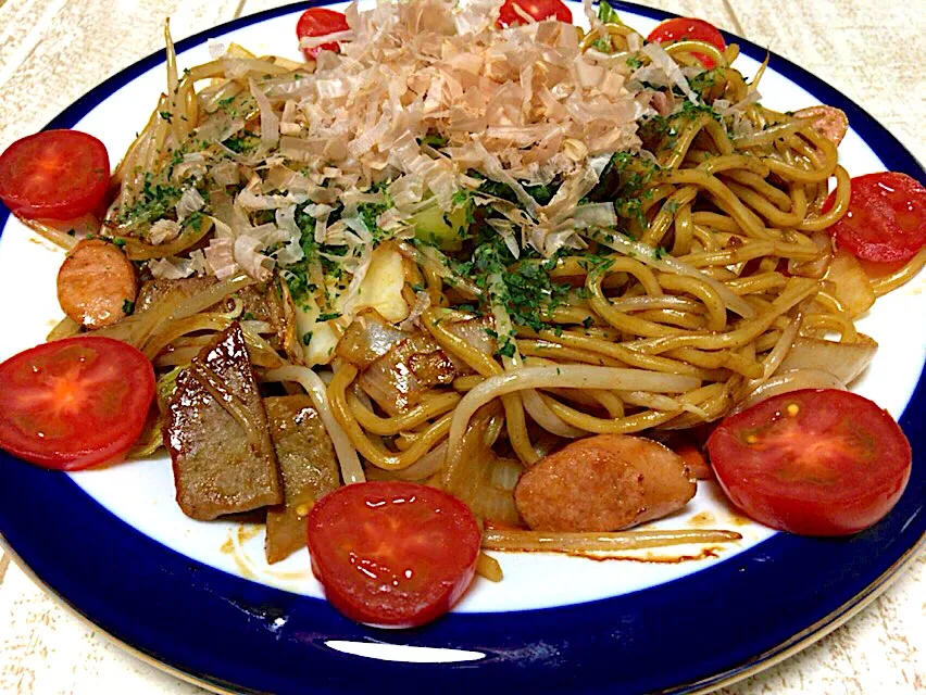 Snapdishの料理写真:テニス前🎾の今日の男飯(๑>◡<๑)
黒はんぺんと粗挽きウインナーの太麺焼きそば♫

snapdishさん、絹しょうゆとマルコメさん詰め合わせありがとう🤗ございます(*'▽'*)|ひーちゃんさん