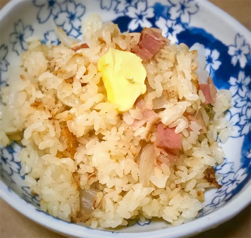 新玉ねぎの炊き込みご飯です❗️だししょうゆとフォースープで炊き込みました🎉😋|ギムレットさん