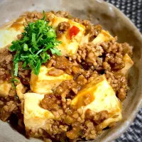 うしもとやすひろさんの料理 ヘルシー麻婆豆腐🌶畑の三つ葉をトッピング🌱美味しくできた〜😊