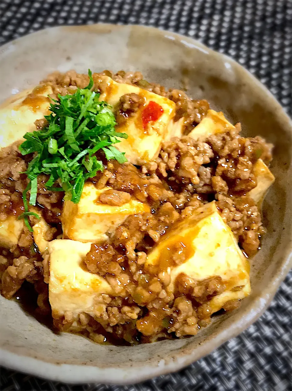 うしもとやすひろさんの料理 ヘルシー麻婆豆腐🌶畑の三つ葉をトッピング🌱美味しくできた〜😊|あまねこ🌿さん