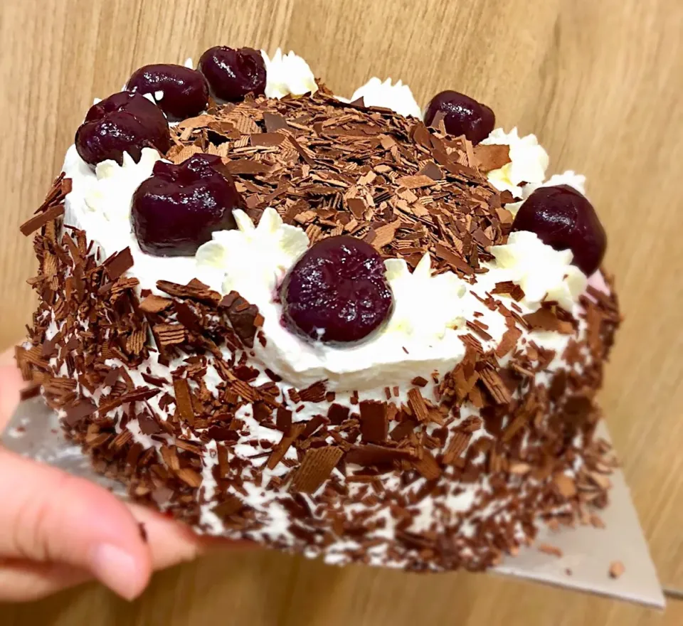 Black Forest 🍒  cake 🎂|Tari's Kitchenさん