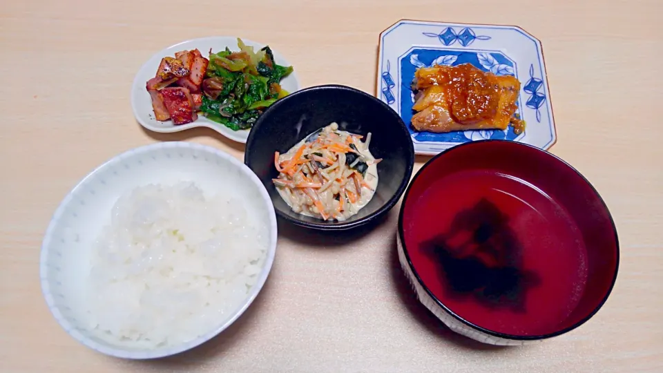 ３月１９日　鯖の味噌煮　レタスのおひたし　ベーコンのにんにく黒胡椒炒め　えのきわかめ　わかめスープ|いもこ。さん