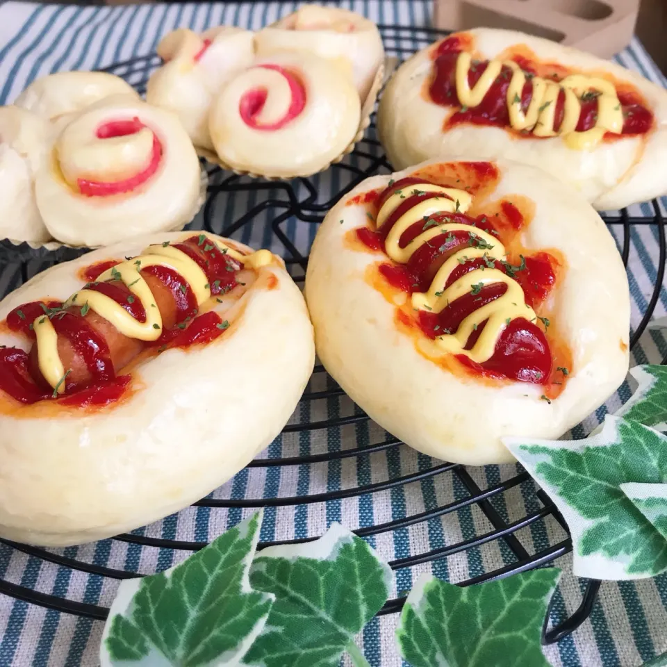 Snapdishの料理写真:ふわふわ白パン❤️その3😙ウインナーパン＆ハムロール💓|ばろんさん