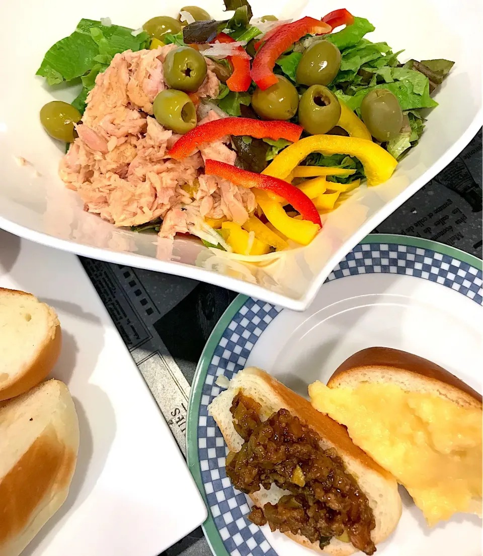 Snapdishの料理写真:サラダと🥗ドライカレーとカスタードクリームパン乗せ|シュトママさん