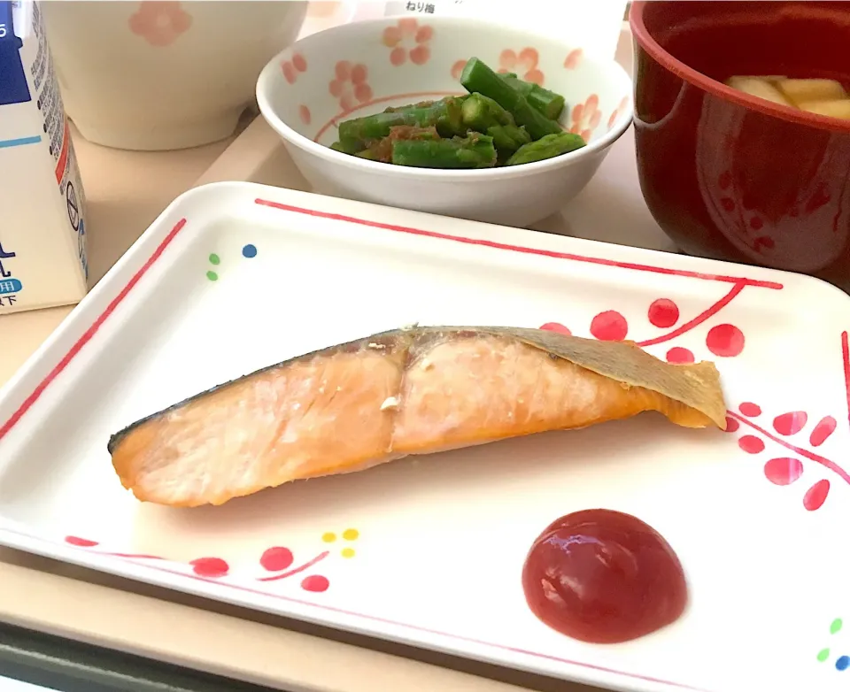 Snapdishの料理写真:病院食の朝ごはん☀️
ご飯200g  
味噌汁（キャベツ、切麩）
焼魚（鮭）70g
お浸し（アスパラ）
ねり梅
牛乳|ぽんたさん