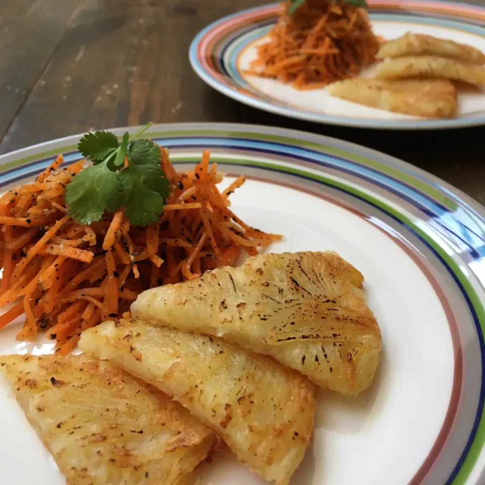 じゃがいもチーズガレットとにんじんサラダ🥔🥕🥂ʕ-̼͡-ʔ|七海さん