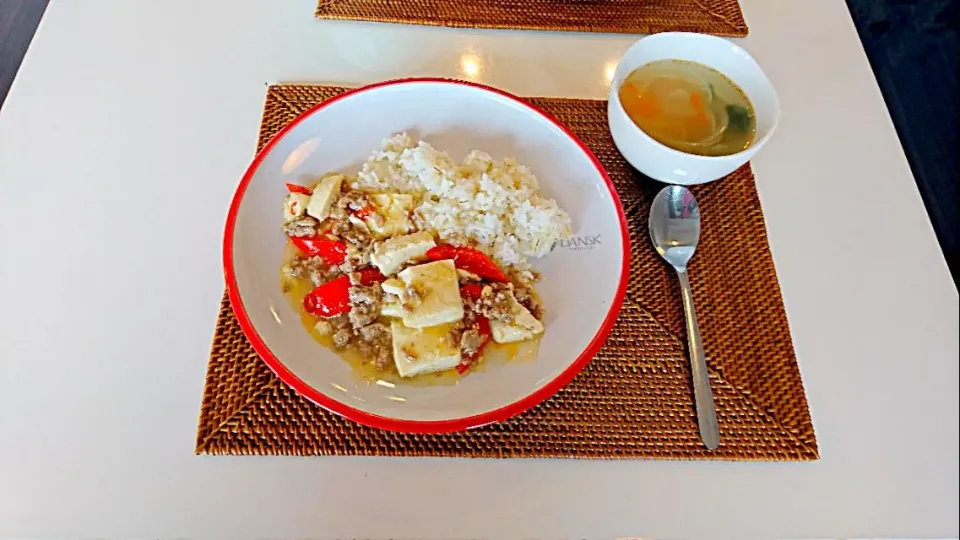 今日の昼食 塩麹麻婆豆腐丼、わかめスープ|pinknari🐰🌈さん