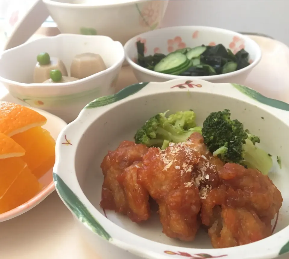 Snapdishの料理写真:病院食の昼ごはん😄
鶏肉アングレス（揚）
付け合（ブロッコリー）軟
果物（オレンジ）
酢物（ワカメ・キュウリ）
里芋含煮（グリーンピース）|ぽんたさん