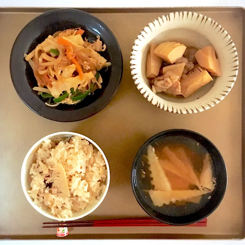 たけのこごはん、たけのこのお味噌汁、麻婆春雨、たけのこと豚肉軟骨のカンタン酢と紹興酒煮。なお昼ごはん。|yukko7740さん