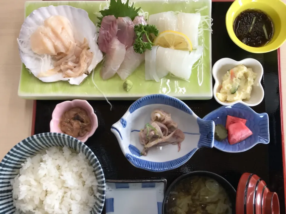 おさかな海岸定食#定食
#いか#ホタテ#メバル#もずく|901さん