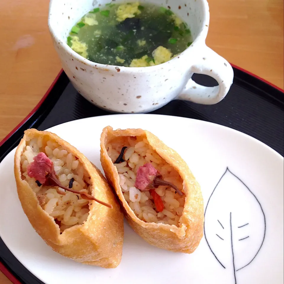 Snapdishの料理写真:今日は花見弁当風🌸おいなりさんと♪わかめスープ|Yu Yu mamaさん