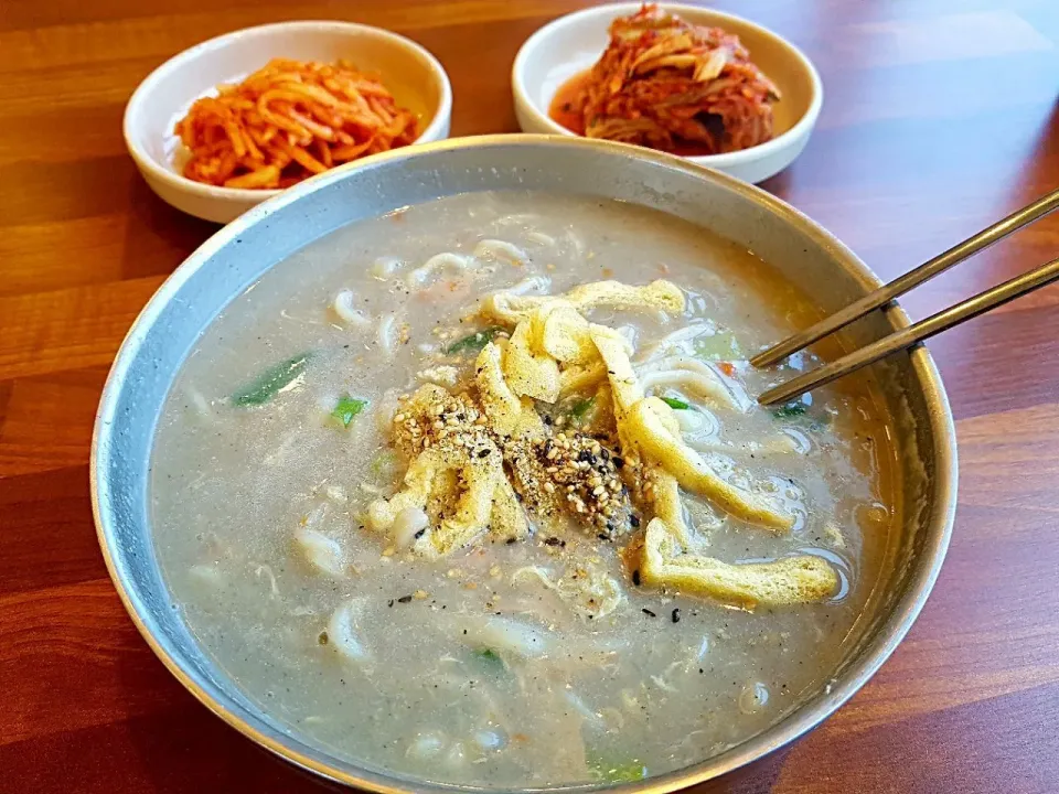 Snapdishの料理写真:콩칼국수. 

#칼국수 #김치 #무생채 #예산군맛집 #삽다리맛집 #삽다리칼국수|Parkさん