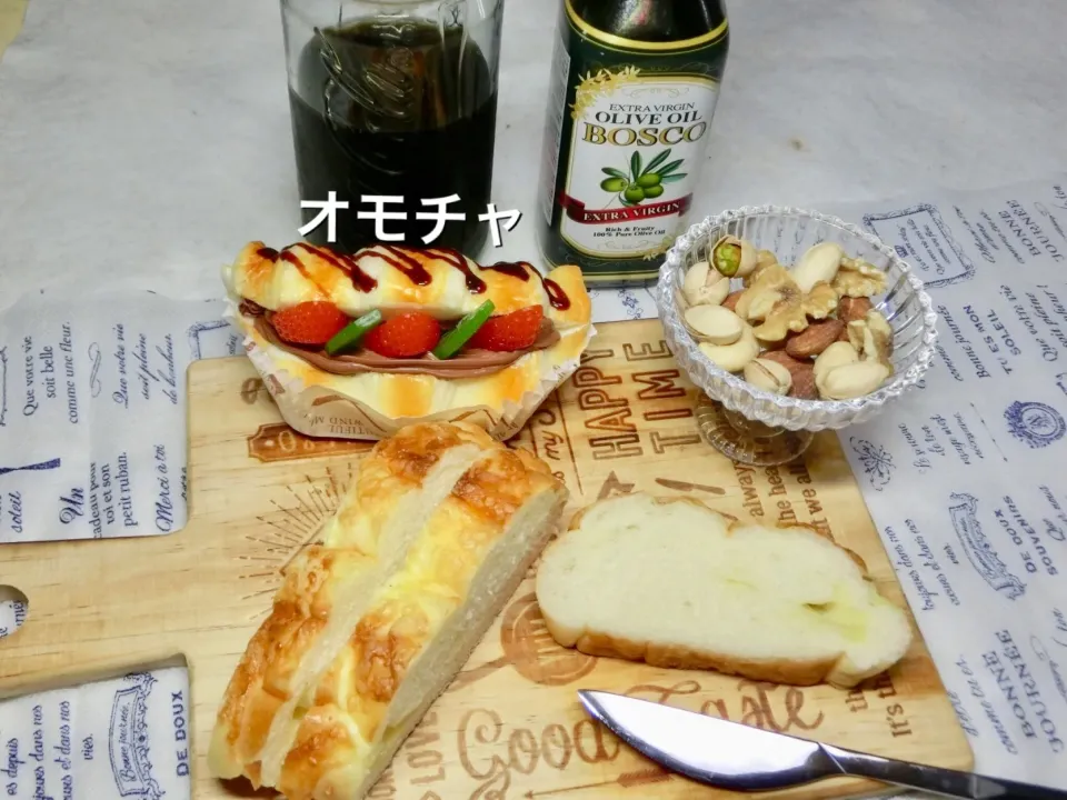 ランチ
チーズパン
ナッツ類🥜💦
オリーブオイル
コーラ
オモチャのパン🥖|Hiroshi  Kimuraさん