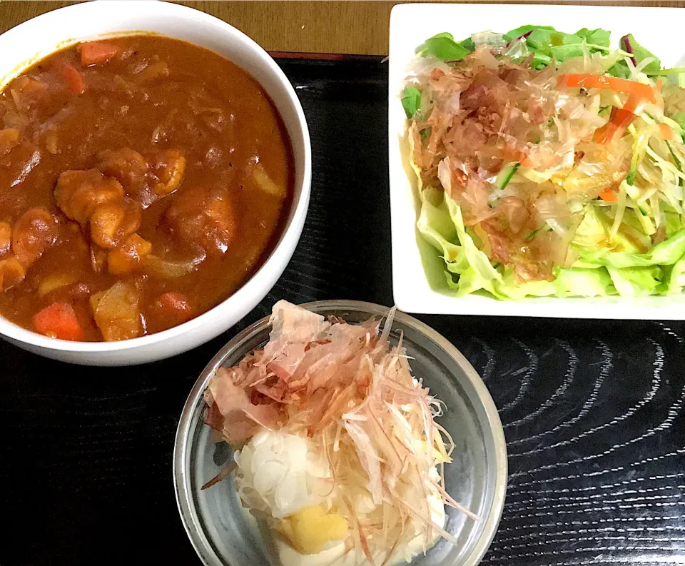 Snapdishの料理写真:#チキントマトカレー
#レタスとベビーリーフのサラダ
#冷奴|たまさん