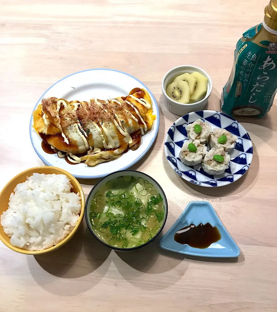 Snapdishの料理写真:白米★豆腐と鯛のお味噌汁★焼売★オムソバ★キウイ|とまこ(*^o^*)さん