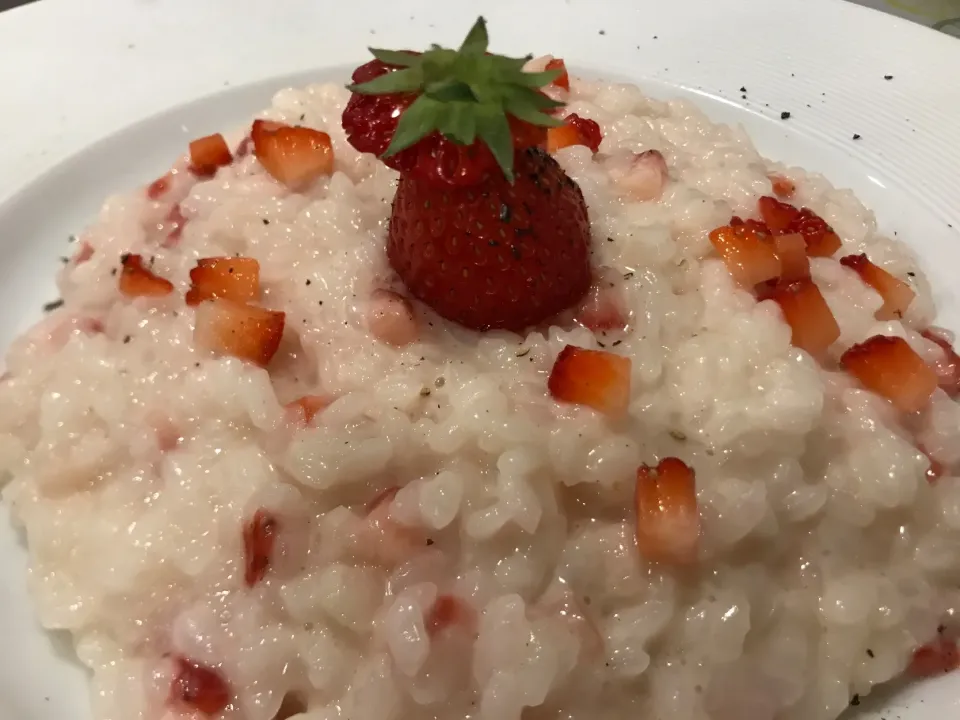 秋田県本荘市のTrattoria SIVAのイチゴのリーゾ
Risotto di fragole

#Risotto di fragole
#苺
#リゾット|お家でbar!さん