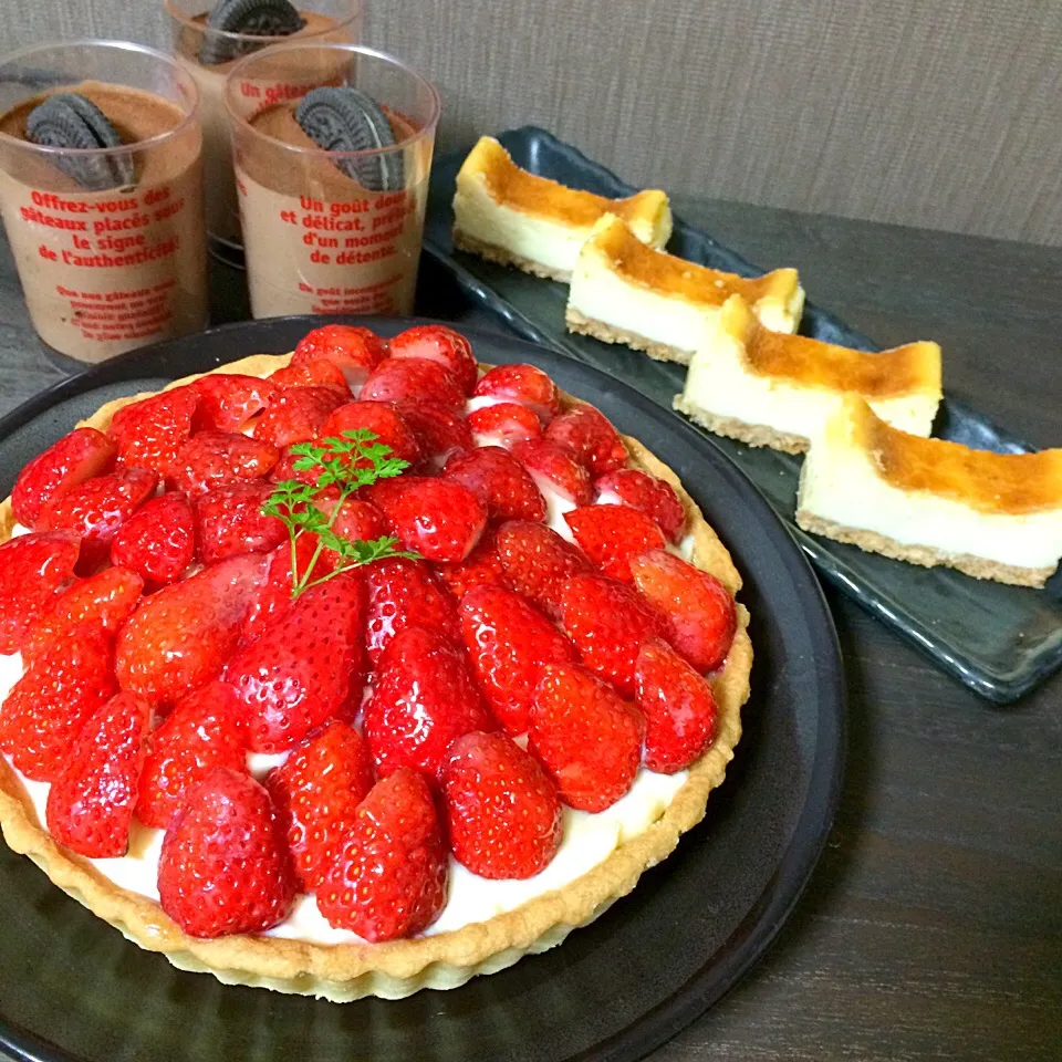 Snapdishの料理写真:いちごタルト&チーズケーキ&オレオチョコムース💓|hina＊管理栄養士さん